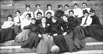 basketballteamgirlsonsteps.gif (149322 bytes)